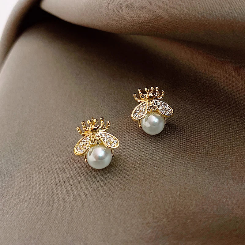 Luxurious Pearl Earrings Bee Design